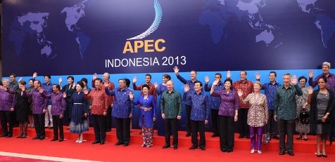 Group photo of APEC leaders with their spouses. (© APEC 2013)